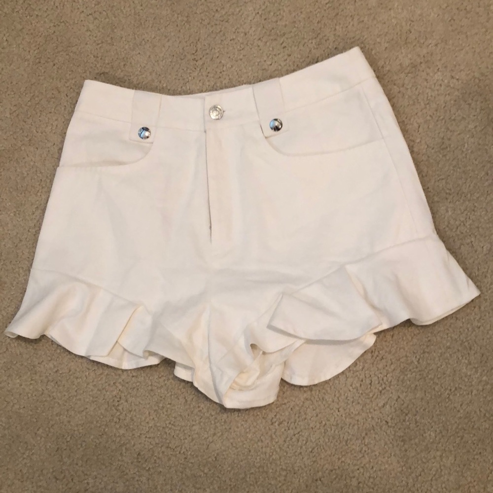 White denim ruffled shorts with pockets